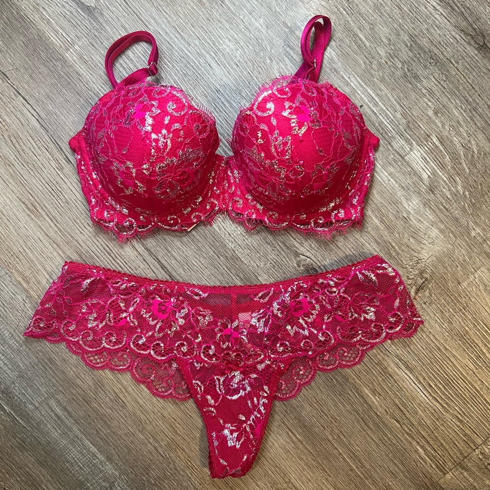 Victoria’s Secret 32DD, lightly lined bra and panties.